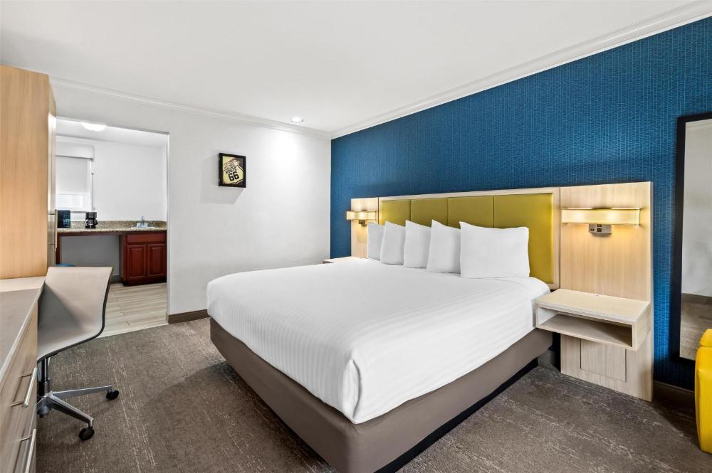 Courtyard King Bed interior